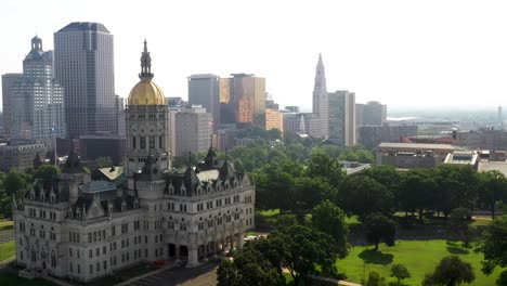 capitolio del estado de connecticut con hartford, horizonte de connecticut con video de drones moviéndose hacia los lados