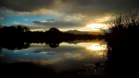 Zeitraffer-Eines-Dramatischen-Sonnenuntergangs-Und-Wolken