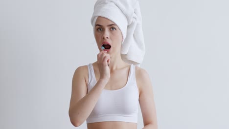 una mujer cepillándose los dientes.