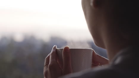 diciendo buenos días con una taza de té caliente