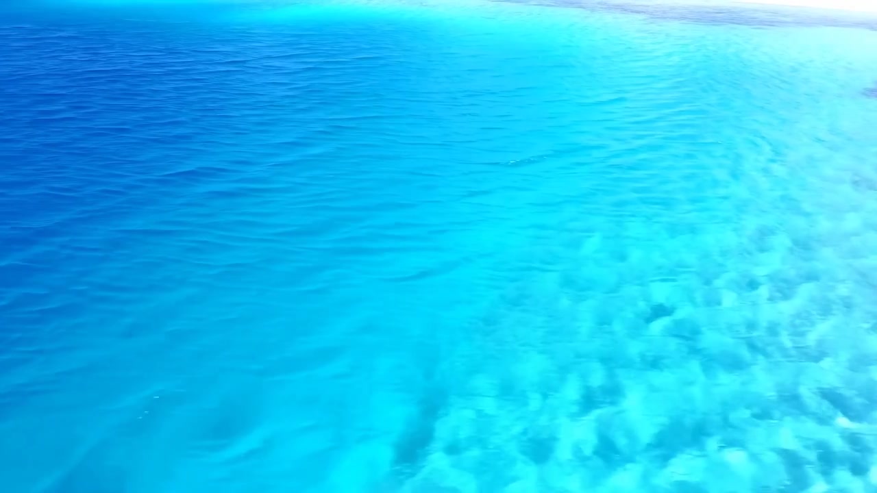 Agua azul clara sin acción presente, en un entorno subacuático o de piscina, con agua azul clara, ondas, con textura de agua, desde una perspectiva de vista cenital, con acentos azules y blancos, detalle claro.