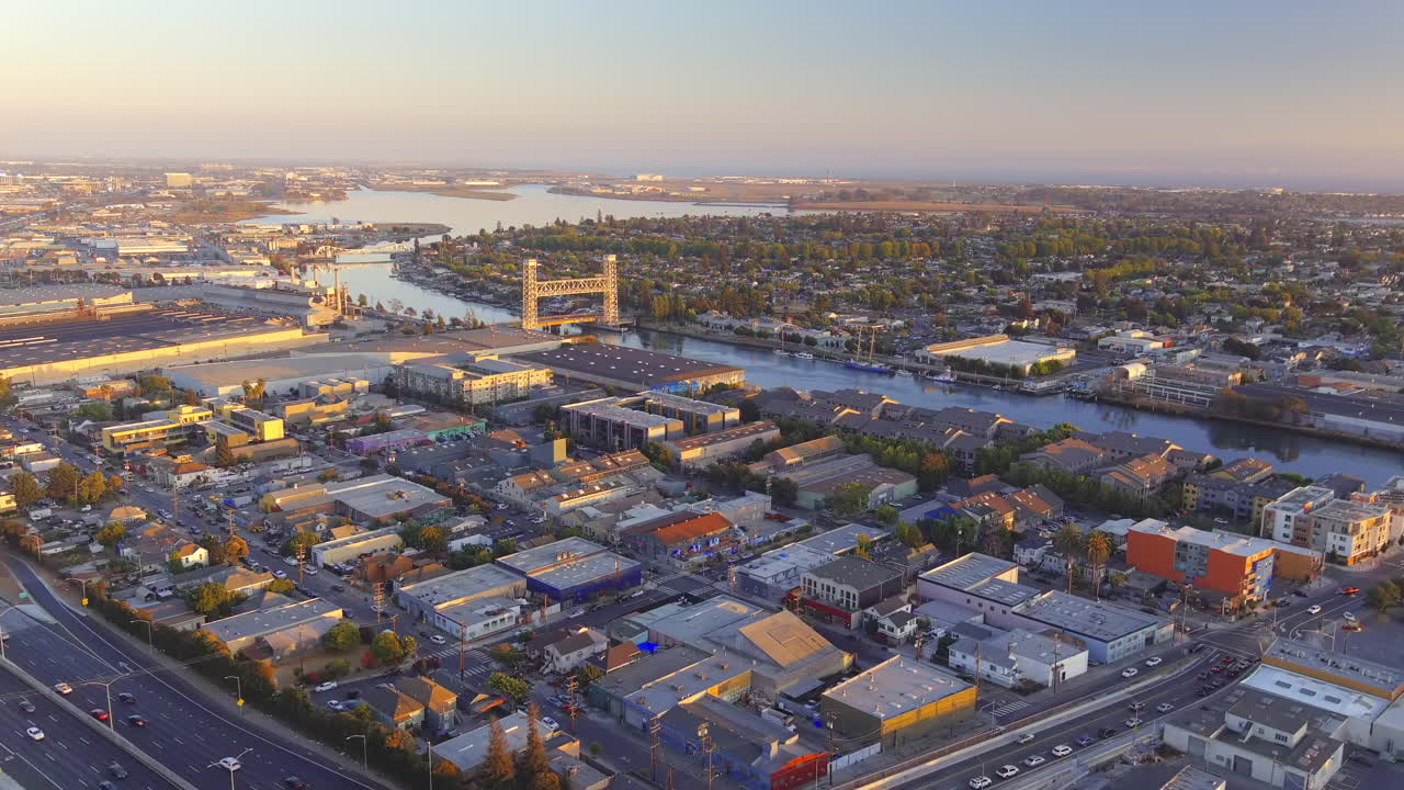 캘리포니아주 오클랜드에 있는 프루츠베일 철도 교량에서 접근하여 공중 포획