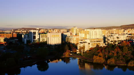 drone aéreo sobre la ciudad de cluj-napoca, campus de fsega, zona comercial iulius, vista al lago, parque iulius