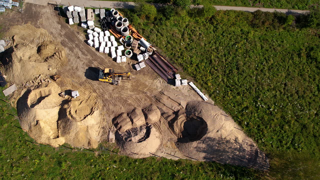 지니아 의 비토미노 근처 에서 건설 작업 을 하고 있는 노란색 크레인 의 공중 사진
