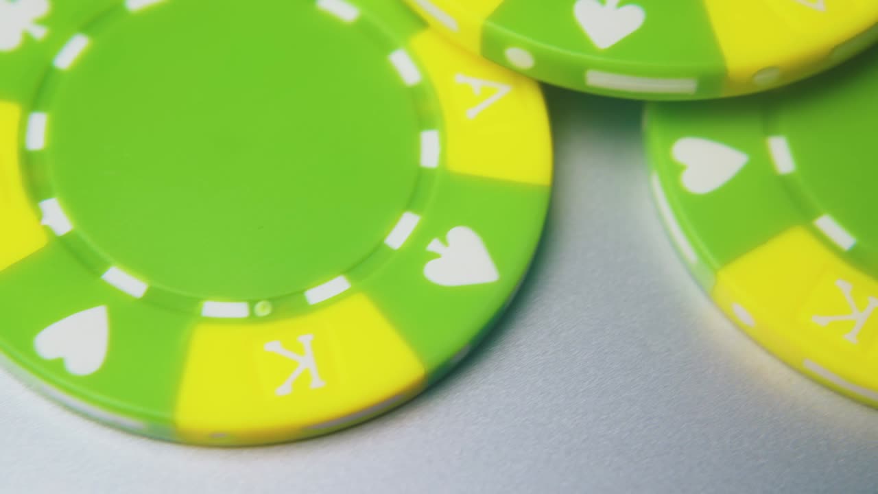 fiches di casinò verdi brillanti per le scommesse su sfondo grigio chiaro