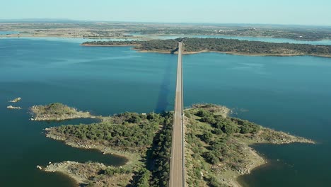 Panoramablick-Auf-Die-Balkenbrücke-In-Portugal,-Die-Zwei-Grundstücke-Verbindet