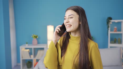 Mujer-Joven-Feliz-Hablando-Por-Teléfono,-Sonriendo,-Dientes-Blancos-Y-Grandes-Pasajeros.