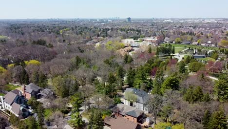 An-Einem-Bewölkten-Frühlingstag-Kreist-Er-Langsam-über-Häusern-In-Mississauga