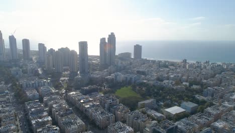 vista aérea de la ciudad costera de bat yam en las orillas del mar mediterráneo como horizonte panorámico y paisaje marítimo urbano, israel.