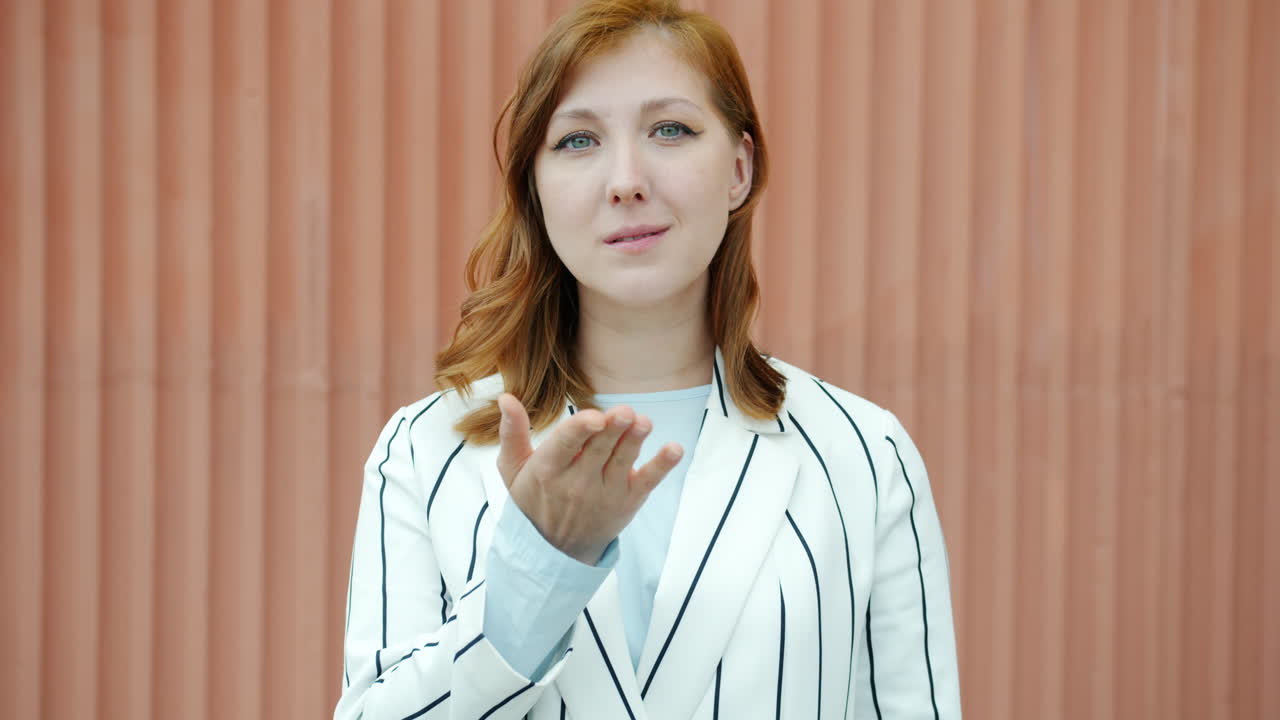 mujer soplando un beso