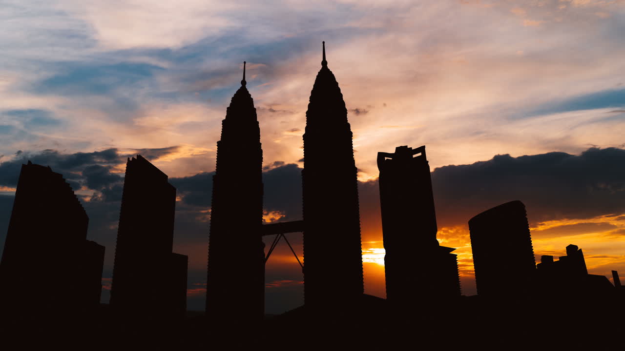 Silhouette delle Petronas Towers di Kuala Lumpur al tramonto
