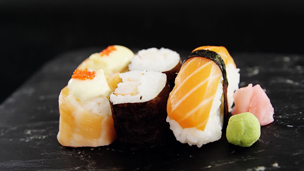 conjunto de sushi variado servido em ardósia de pedra cinza