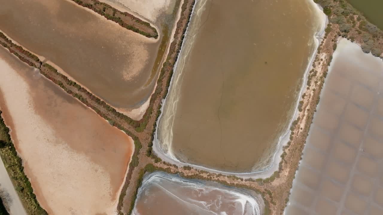 vista superior de las salinas que secan los lechos cerca del río en portimao algarve, portugal