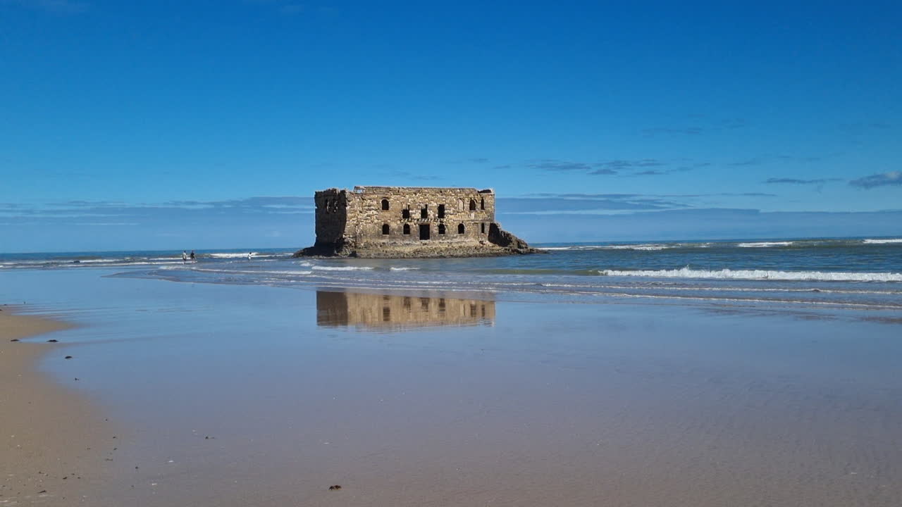 bonita foto panorámica de la conocida casa del mar en la ciudad de tarfaya, marruecos