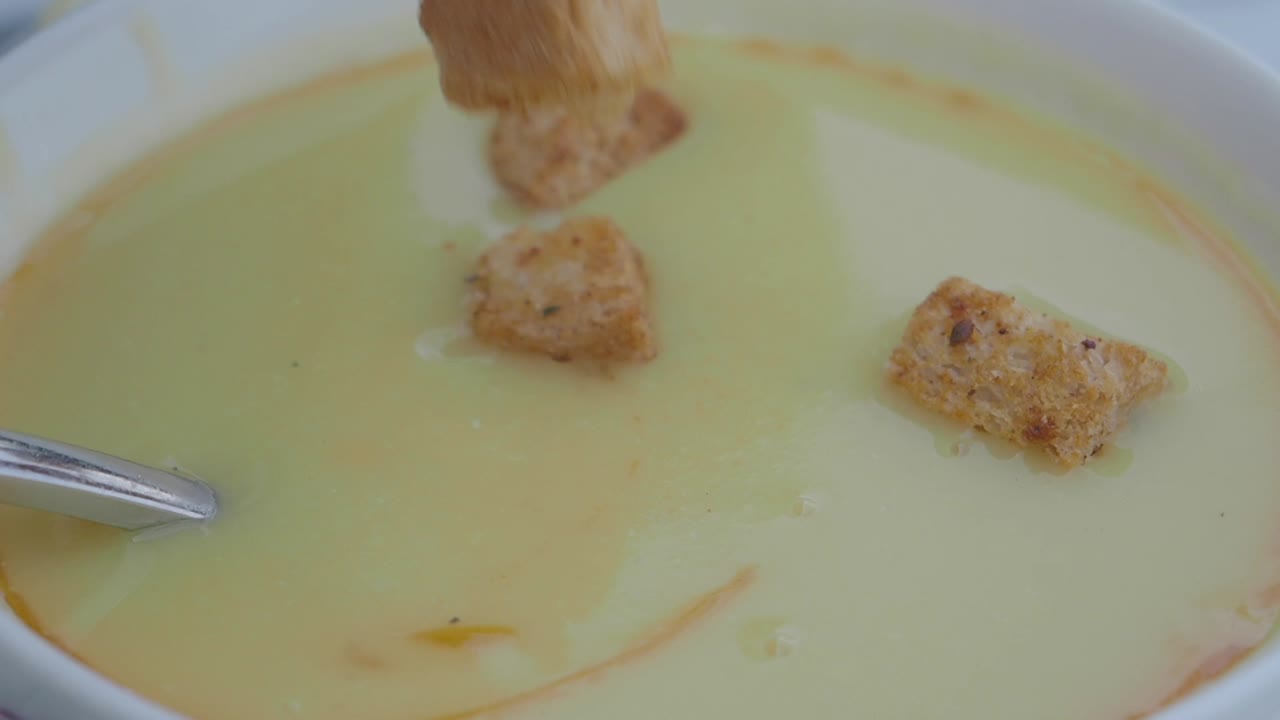 Cream soup with croutons