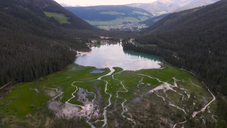 Der-Tolblachar-See-Ist-Eher-Ein-See,-Aber-Das-Gletscherwasser-Glänzt-In-Perfekter-Blauer-Farbe