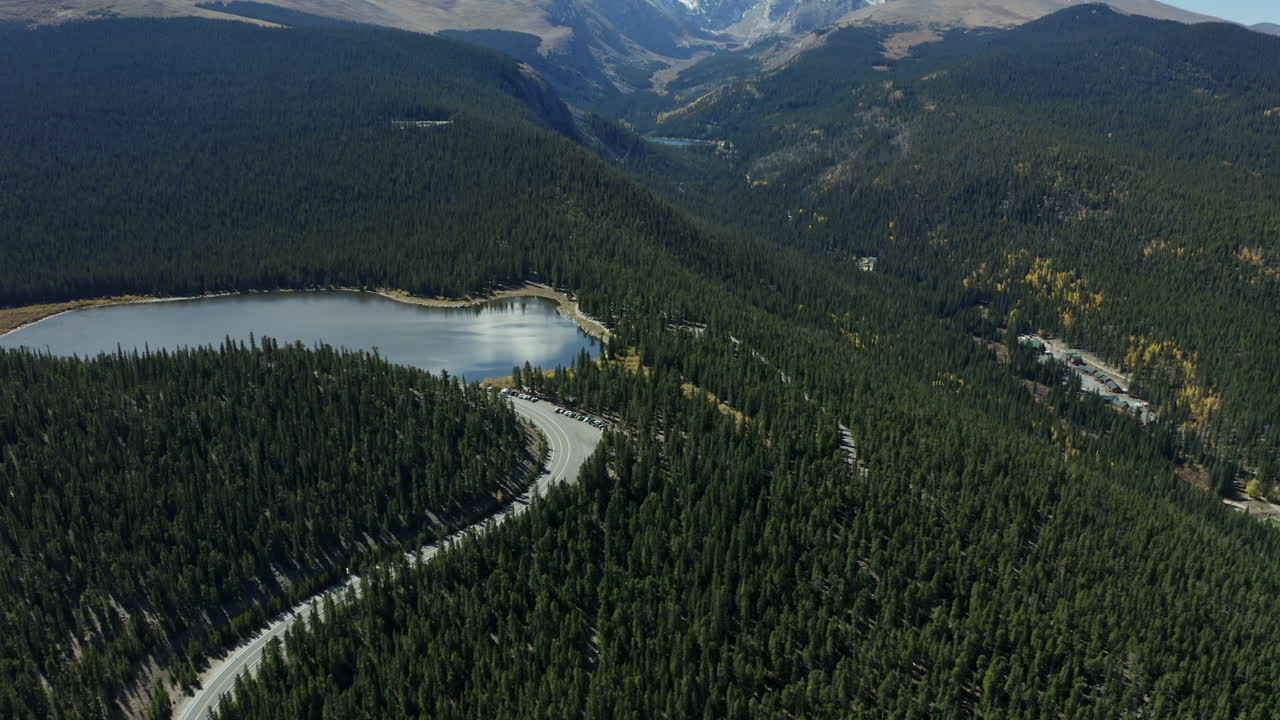 vista aérea del paisaje sobre el lago alpino con la cordillera en el fondo, 4k