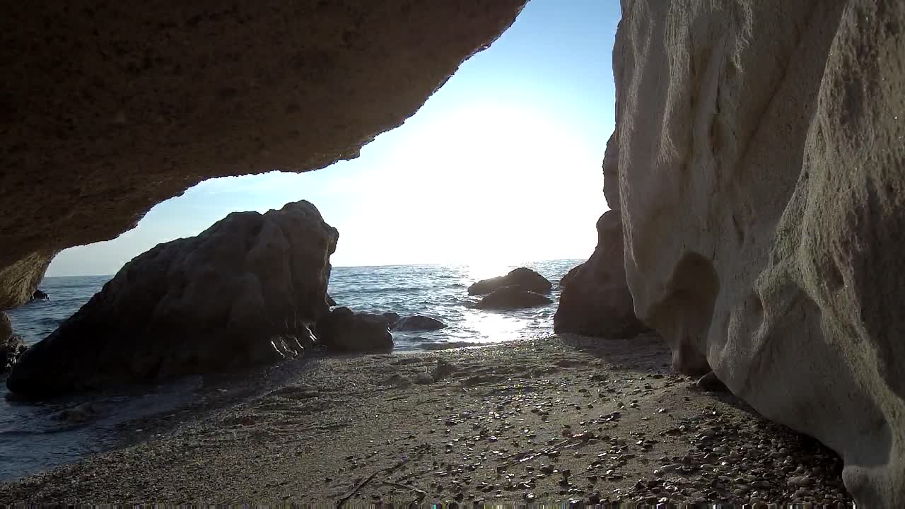 rocas en una playa griega en el verano