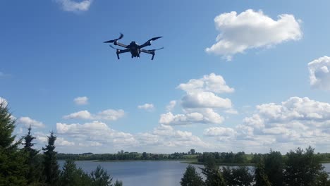 drone volando en el aire flotando frente a la cámara