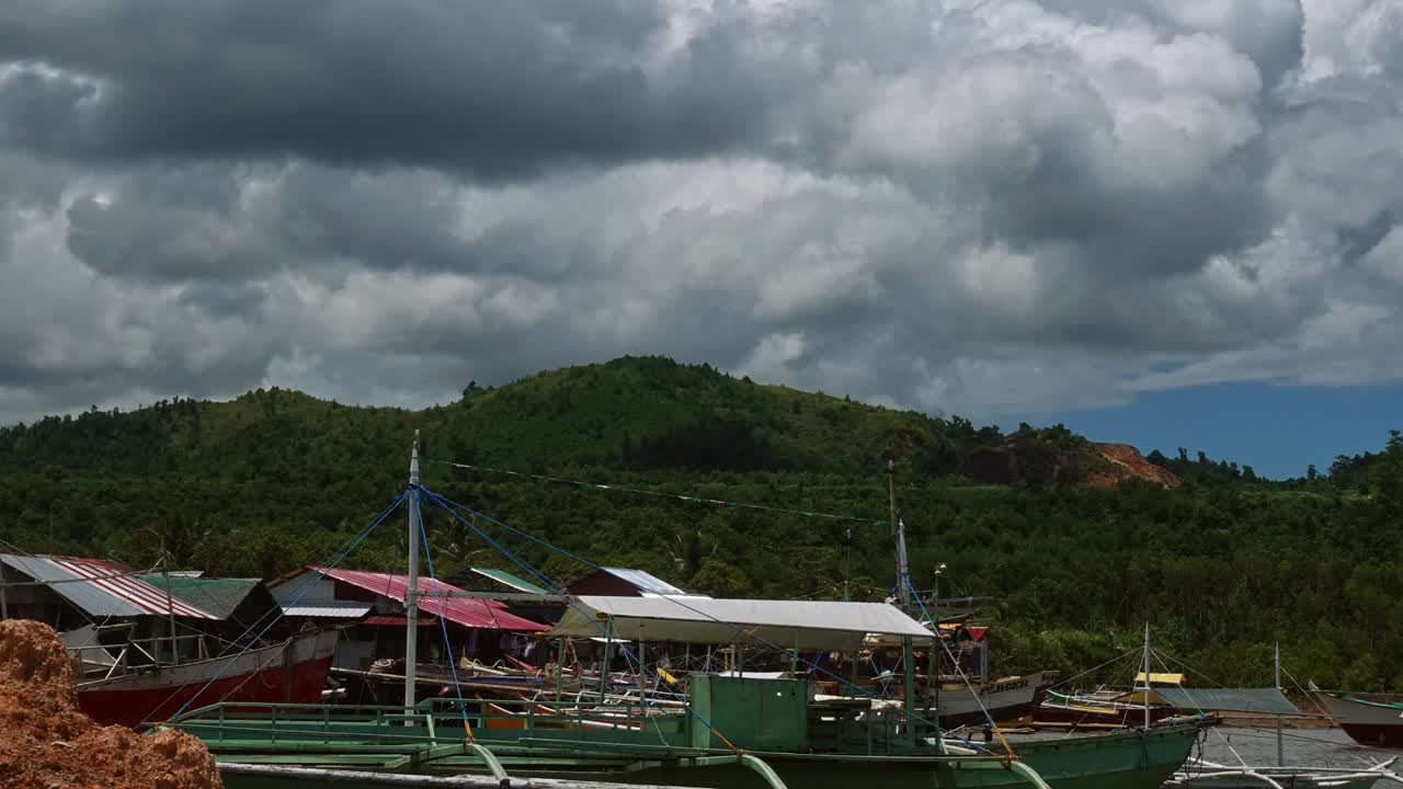 대형  구름이 필리핀 북부 민다나오에 있는 플레저 (placer) 라는 어촌을 지나간다.
