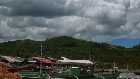 Grandes-Nubes-Blancas-Pasan-Sobre-El-Pueblo-Pesquero-De-Placer-En-El-Norte-De-Mindanao,-Filipinas