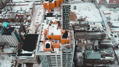 vista aérea de la parte superior de un edificio y una calle de la ciudad en odessa, ucrania