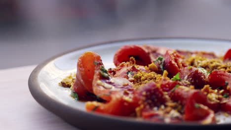 Cerrar-La-Sartén-A-Través-De-Un-Plato-De-Pimientos-Rojos-Marinados-Y-Flameados