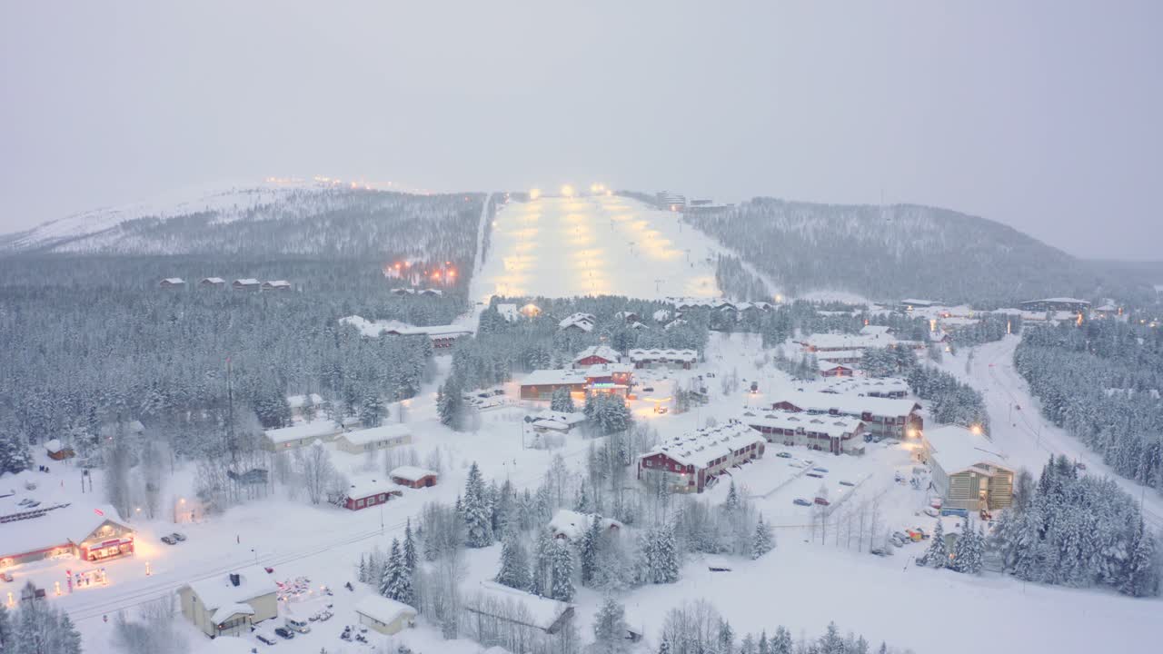 empuje aéreo de drones en levi, estación de esquí de finlandia, ciudad de esquí nevada con pinos y pistas de esquí