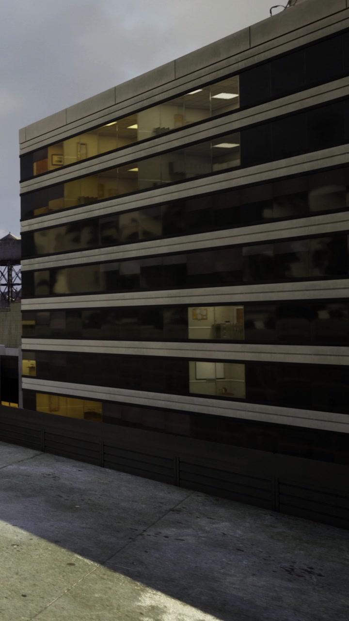 Riflessi serali urbani sulla facciata di un moderno edificio per uffici