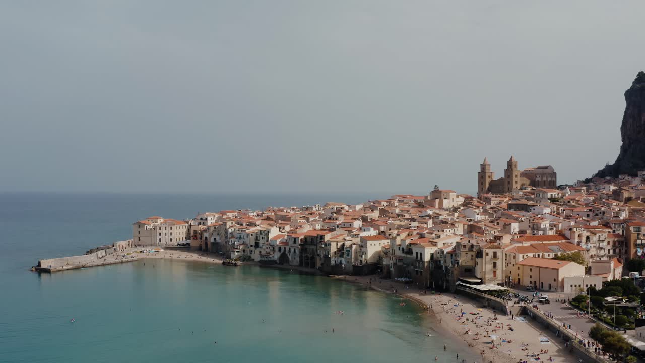 시칠리아의 지중해 연안에 있는 세팔루 (cefalù) 의 공중 풍경.