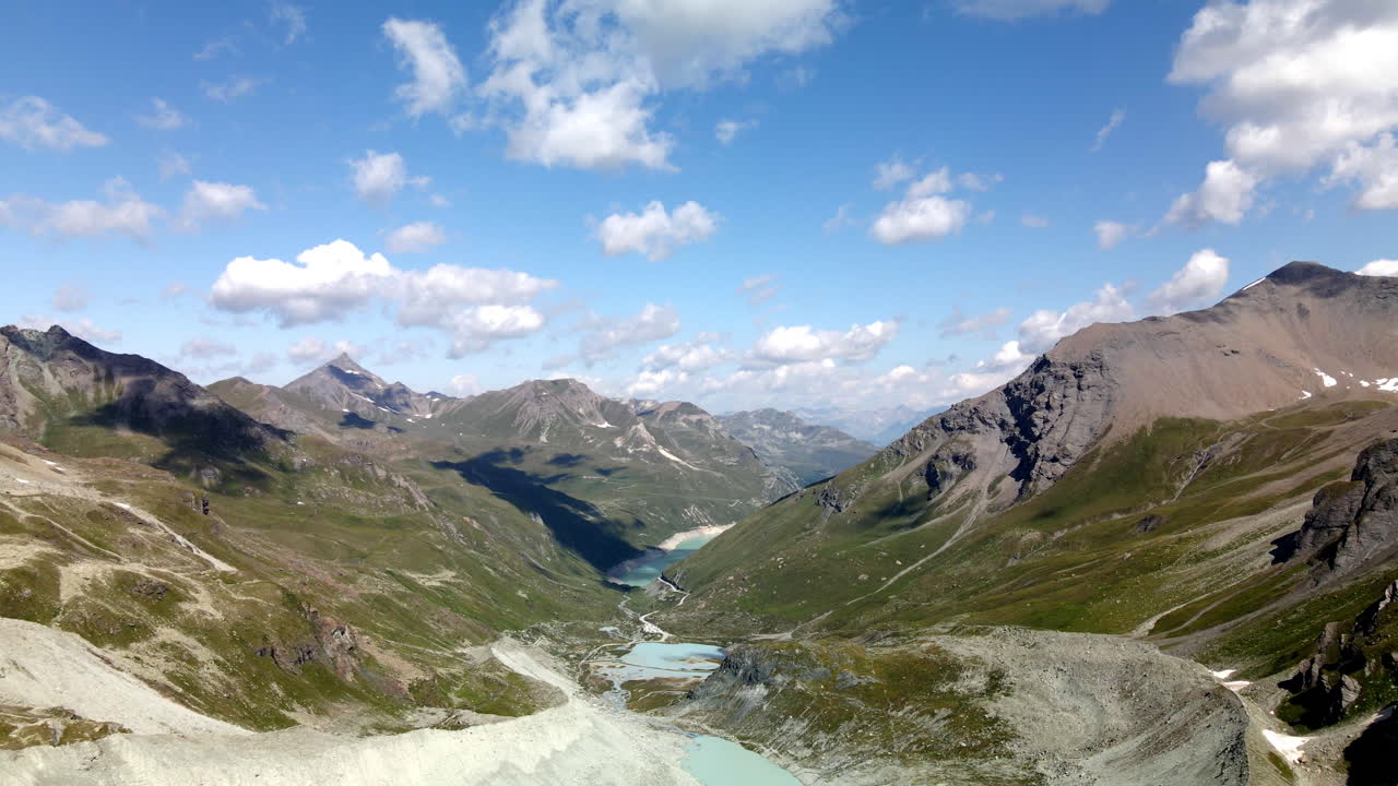 Vista aerea molto alta della famosa valle di Zinal, Svizzera, con grandi montagne e un lago blu