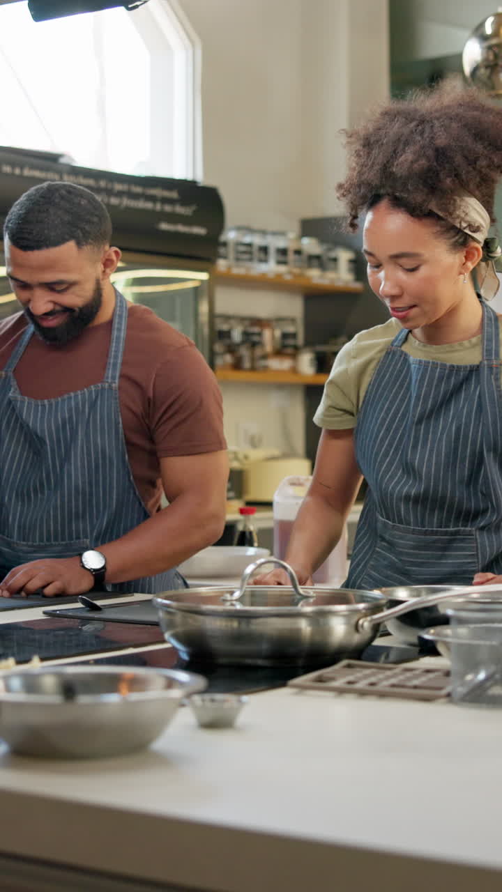 dos cocineros preparando comida en una cocina profesional