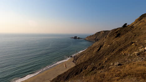 Toma-Fija-De-Los-Acantilados-Costeros-De-California-En-San-Francisco-Cuando-El-Sol-Comienza-A-Ponerse-En-Una-Hermosa-Tarde-De-Verano---4k-60fps