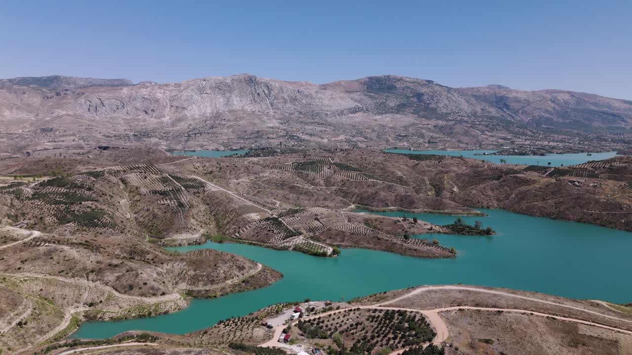 estableciendo una vista aérea a través de las pintorescas aguas turquesas del lago verde en las montañas tauro de turquía