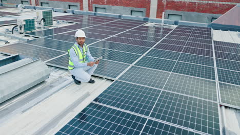 técnico de paneles solares inspeccionando la instalación en el techo