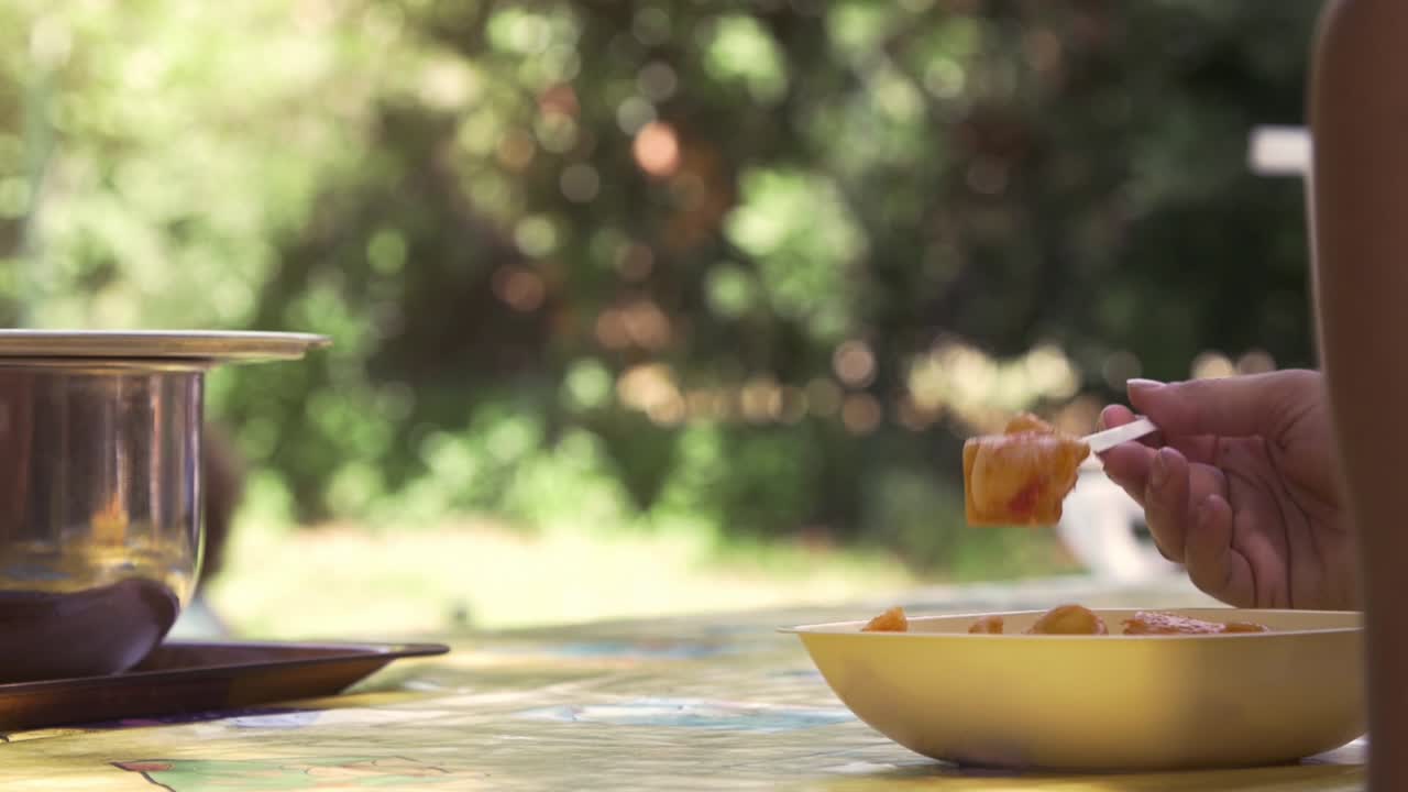 행복한 어린아이들이 여름 캠프에서 점심 파스타를 준비하고 비 비에서 음식을 제공하는 공원에서 은 날에 밖에서