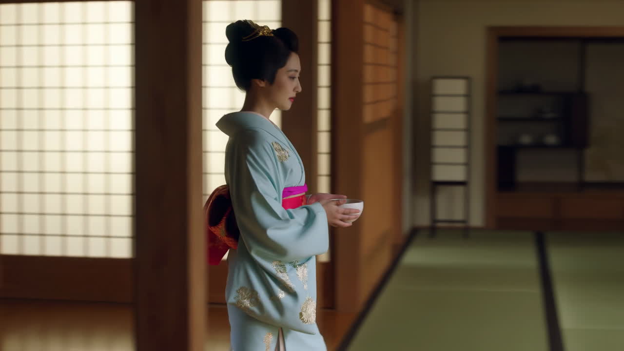 Donna in kimono che serve il tè in una stanza tatami, luce soffusa shoji, delicata ciotola di matcha tenuta con compostezza, aggraziata