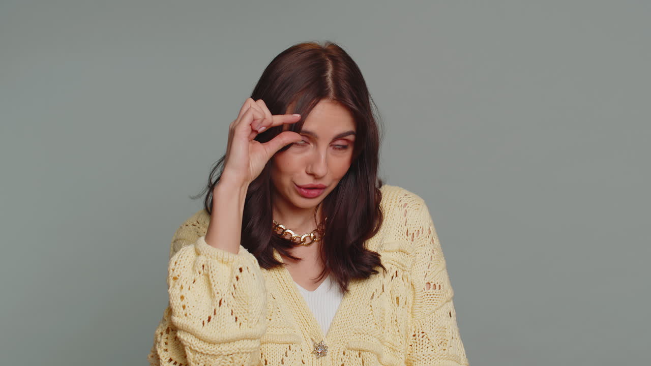 mujer frotando los dedos muestran efectivo gesto demandas para pagar la deuda, tomar un préstamo hacer compras, mendigar