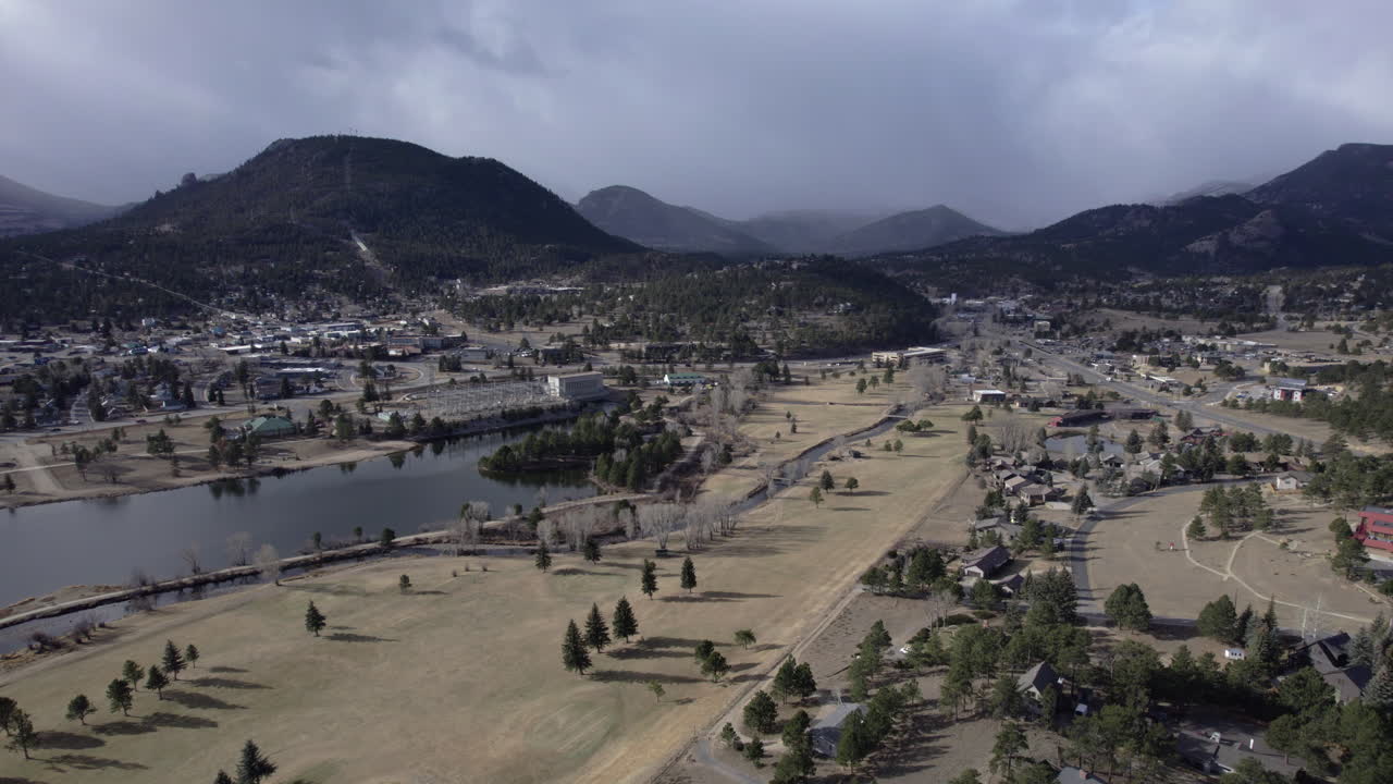 Ampia vista delle Montagne Rocciose sopra Estes Park, Colorado e il Lago Estes, vista aerea.