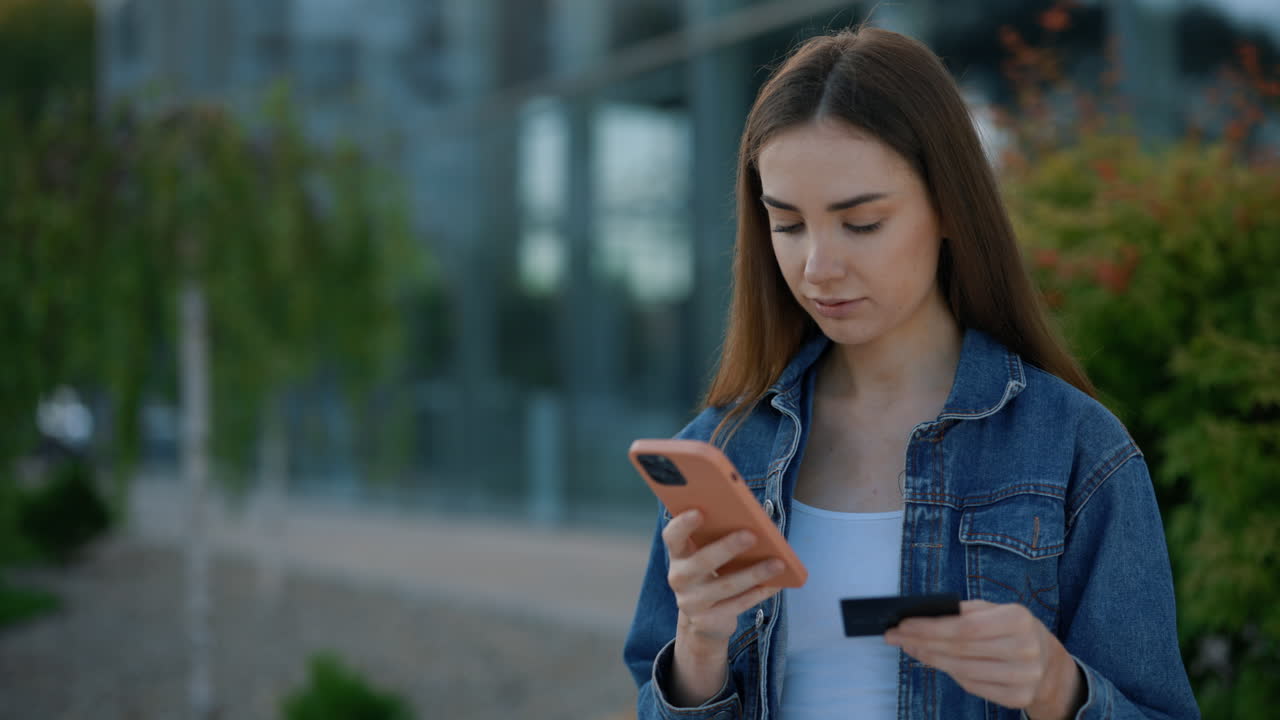 mujer haciendo un pago móvil