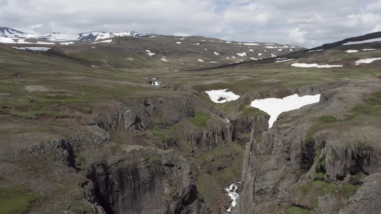 광대 한 열린 아이슬란드 툰드라, 공중의 놀라운 큰 크레바스
