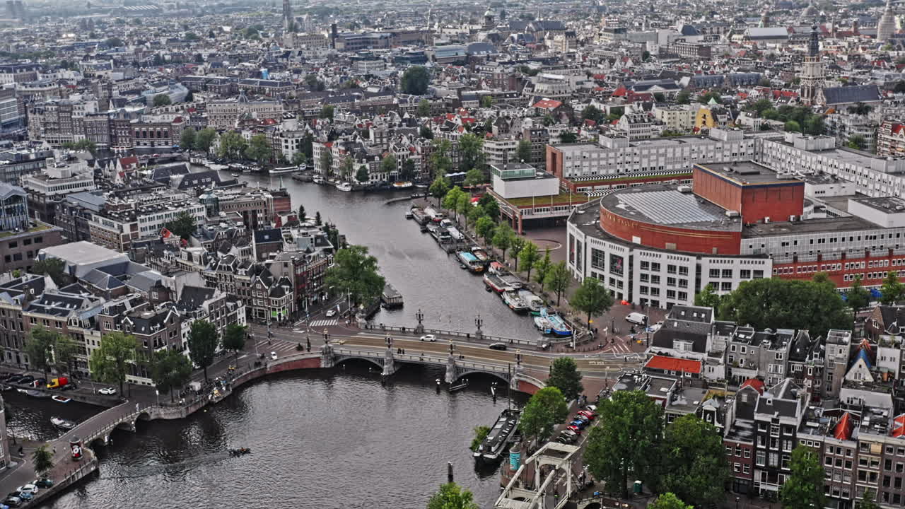 암스테르담 네덜란드 공중 v28 조감도는 암스텔 운하와 국립 오페라 및 발레 극장이 있는 시내 도시 경관이 내려다보이는 블라우브루그 다리 주변에서 촬영되었습니다 - 2021년 8월