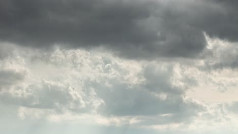 Ondulantes-Nubes-De-Tormenta-Con-Algunos-Rayos-De-Sol,-Imágenes-De-Lapso-De-Tiempo-De-4k