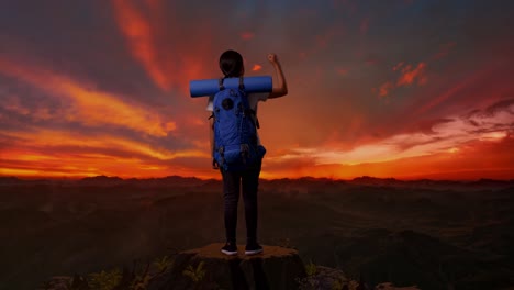 viajero en la cima de la montaña al atardecer