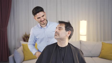 El-Hijo-Cuida-De-Su-Padre-Enfermo-En-Casa.-El-Paciente-Está-Afeitando-El-Pelo-De-Su-Padre.