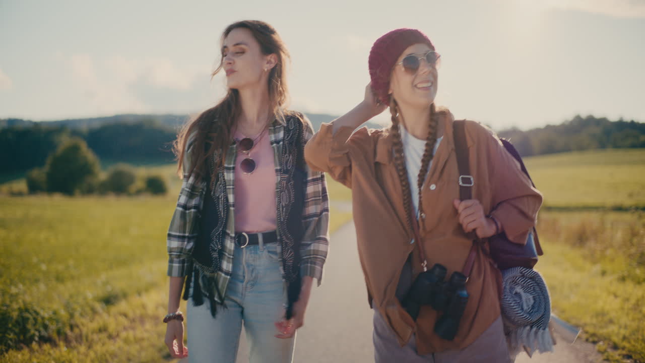 Unbeschwerte, glückliche Freunde genießen ihren Urlaub