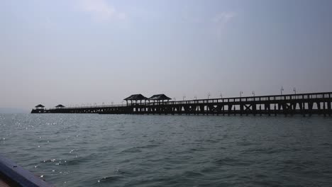un muelle pacífico se extiende sobre un mar tranquilo.