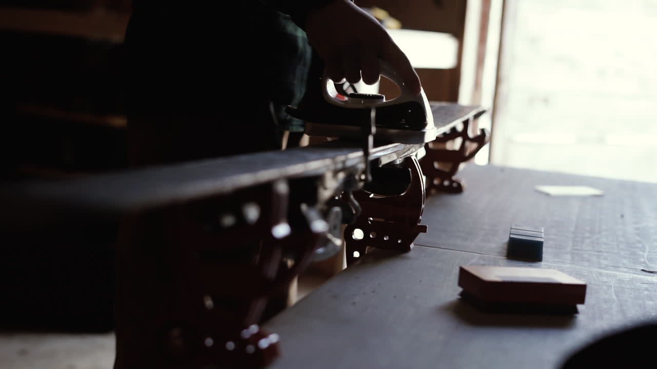 toma en cámara lenta de una persona que mueve el hierro sobre el esquí, esquí encerado