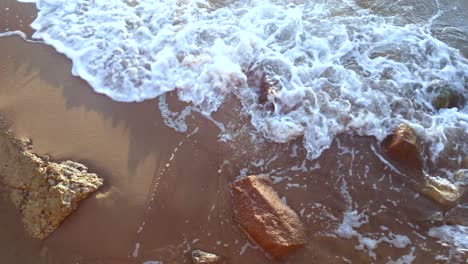 Agua-De-Mar-Encontrando-Camino-Entre-Rocas