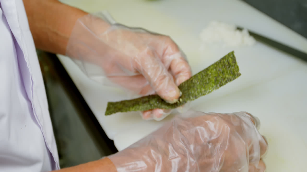 부에서  롤을 준비하는 남자 요리사 4k